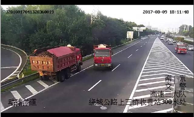 南京12辆车高速集体倒车 掉头 逆行！