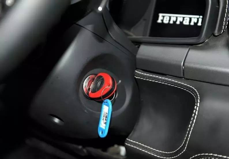 40块钱就能租法拉利！但上车不会挂挡怎么办？