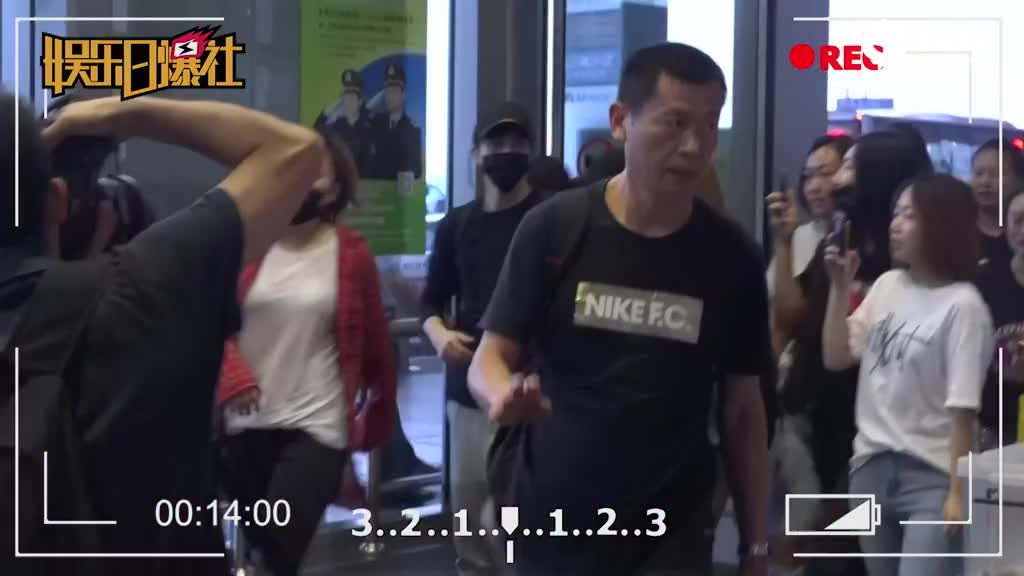 宠粉丝有求必应！ 薛之谦边走路边签名技能熟练