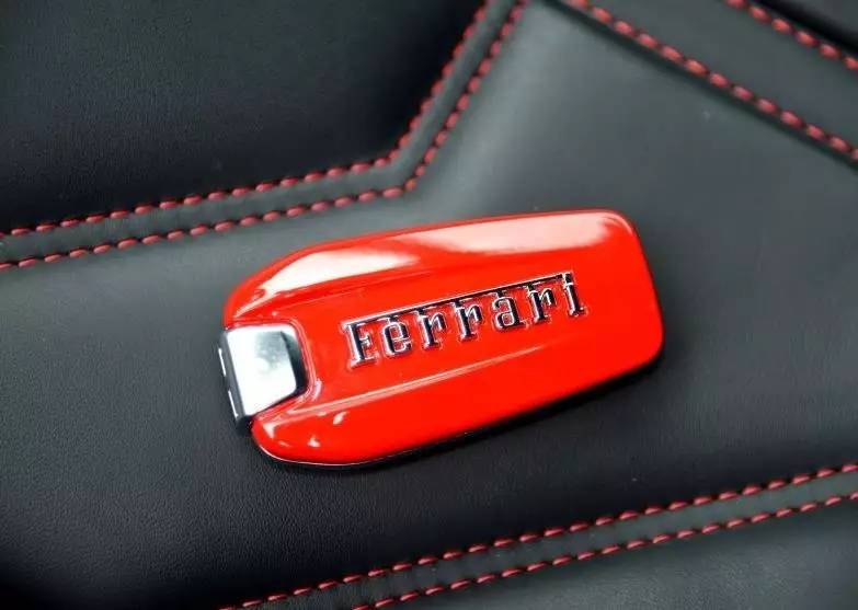 40块钱就能租法拉利！但上车不会挂挡怎么办？