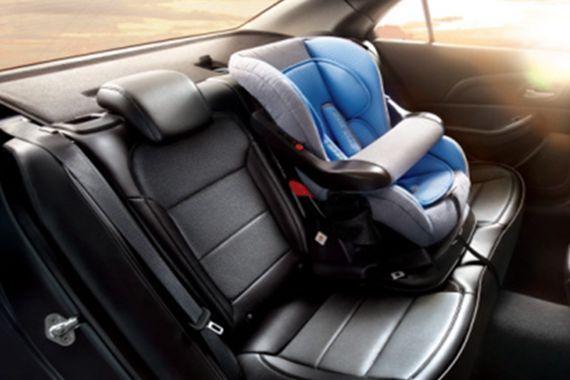 两车路口相撞 汽车后备箱竟“飞”出俩娃