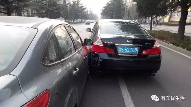 等红灯时前面的车坏了，后面的车实线变道算违章吗？