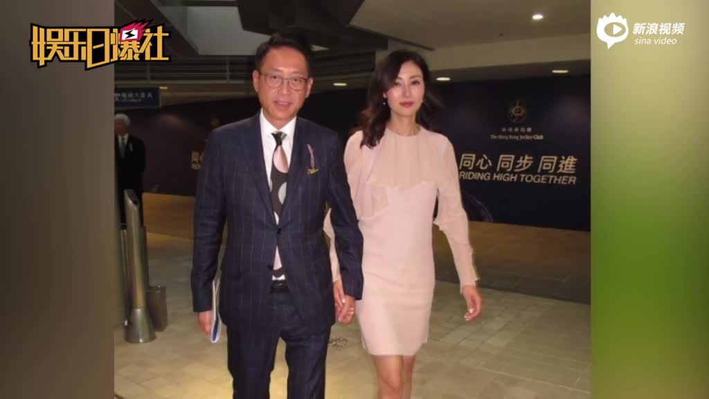 李嘉欣手牵许晋亨秀恩爱