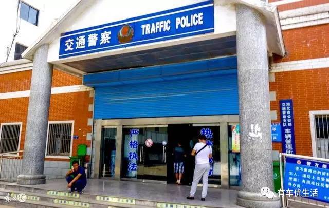 等红灯时前面的车坏了，后面的车实线变道算违章吗？