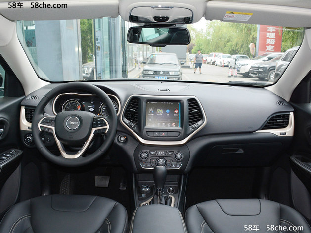 Jeep自由光2.4L专业版上市 售24.98万元