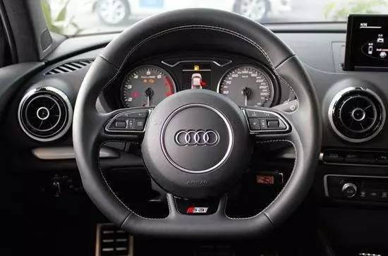 为什么现在越来越多的车型，更愿意用平底方向盘？