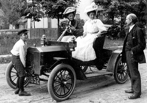 ▲早期的汽车，钥匙就是一个大摇把