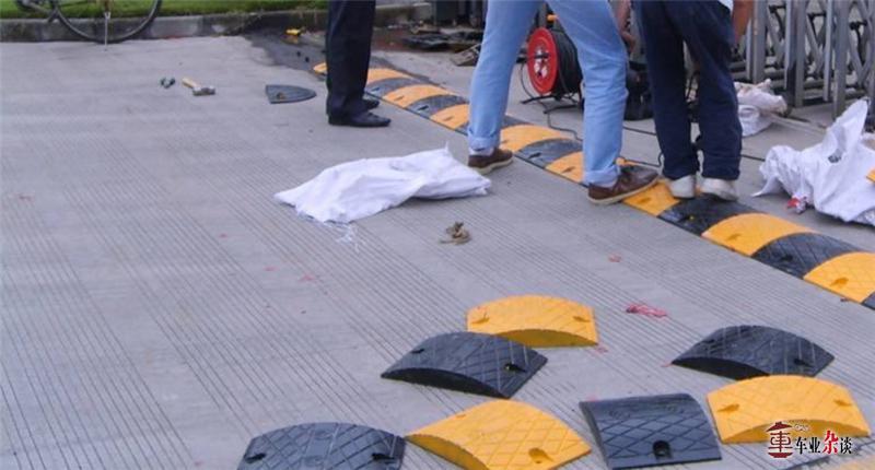 跑车的低离地间隙PK减速带，会有怎样的故事？