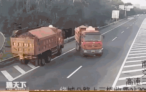 12辆大货车高速上集体倒车逆行 场面吓人