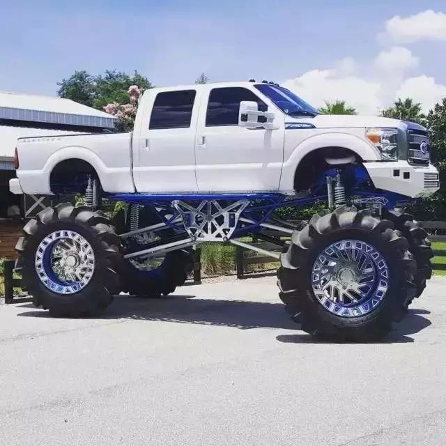 爆改皮卡把兰博基尼踩脚下，身高太矮上车困难