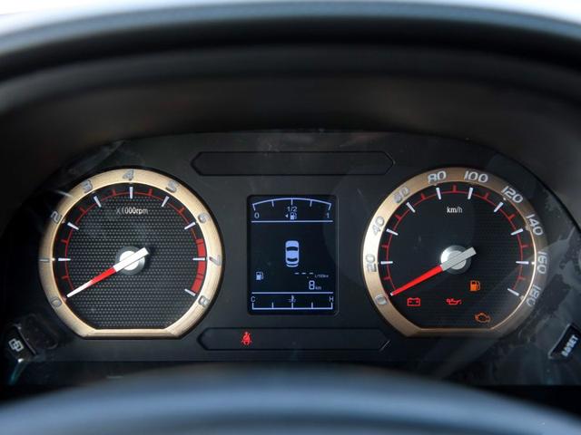 刷新三观，这车居然配个10.2英寸的假屏幕，还有5个天窗