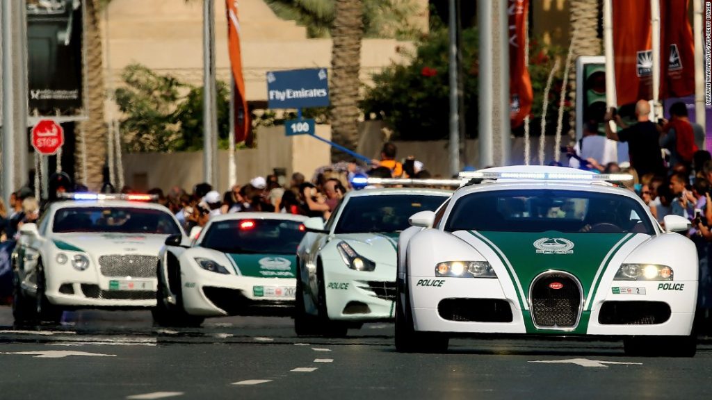 劫匪开RS6成功逃跑 英国警察车技和配车均有待提高