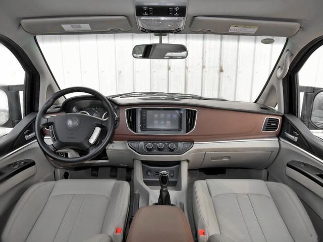 刷新三观，这车居然配个10.2英寸的假屏幕，还有5个天窗