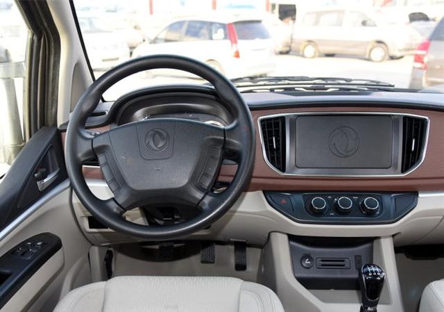 刷新三观，这车居然配个10.2英寸的假屏幕，还有5个天窗