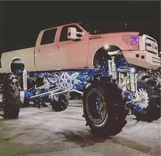 爆改皮卡把兰博基尼踩脚下，身高太矮上车困难