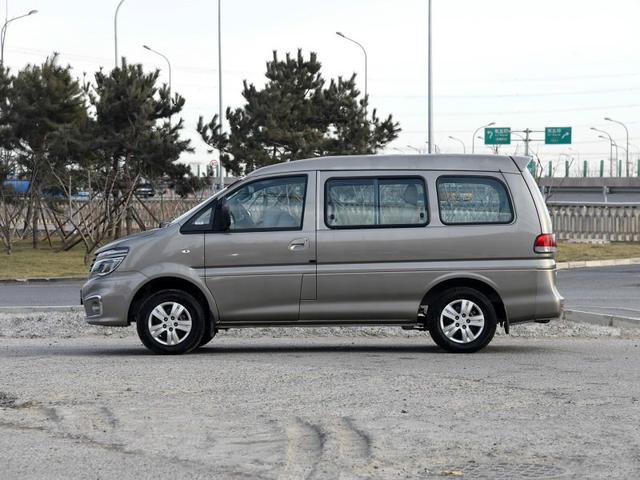 刷新三观，这车居然配个10.2英寸的假屏幕，还有5个天窗