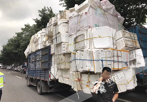 货车拖着2米长的大尾巴闯禁行 汽车超载有啥危害