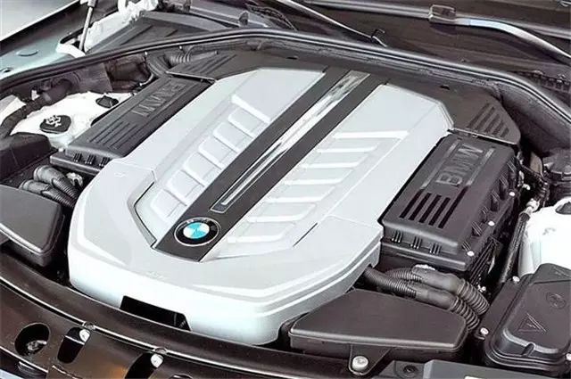 看到宝马X7的照片 奥迪Q8放了一万个心