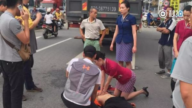 南航空姐被打:空姐跪地抢救受伤男子半小时 未能救活当场痛哭
