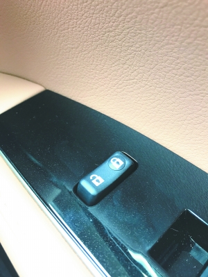 路边停车被贼盯上 安全锁车技能你懂不