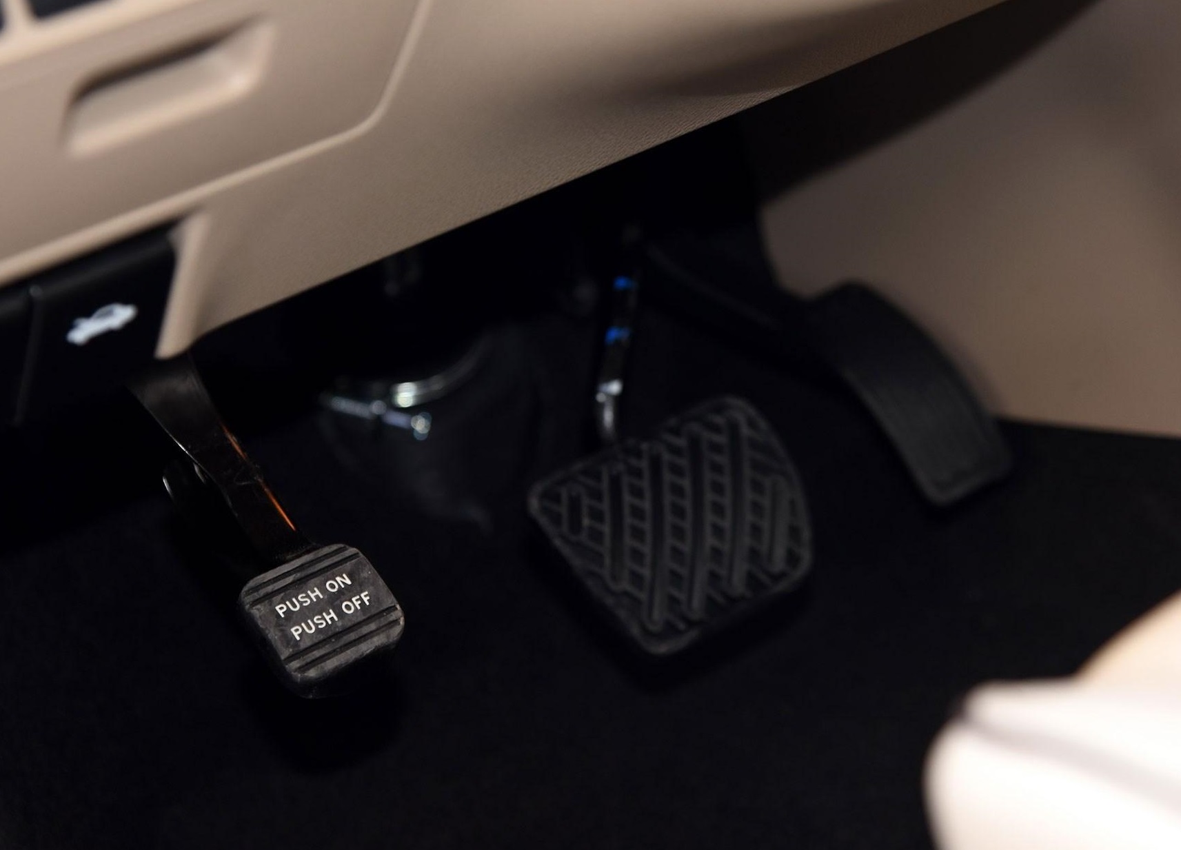 汽车上这些“反人类设计”