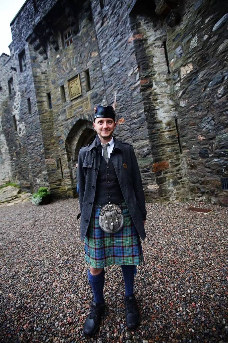 穿着传统爱尔兰格子裙的小哥如果把制服外套脱掉,会恍然以为回到了
