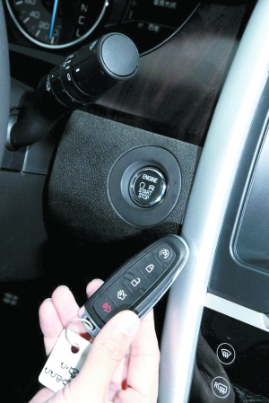 路边停车被贼盯上 安全锁车技能你懂不