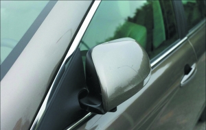 路边停车被贼盯上 安全锁车技能你懂不