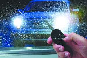 路边停车被贼盯上 安全锁车技能你懂不