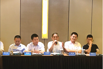 中国汽车流通协会副会长刁建申主持会议