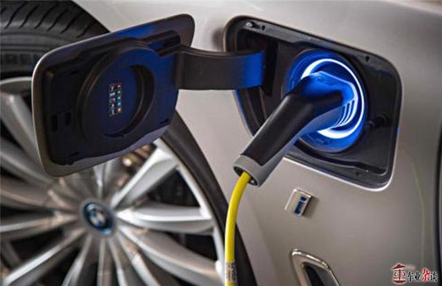 买不到燃油车后，你会选择纯电动还是插电混动？