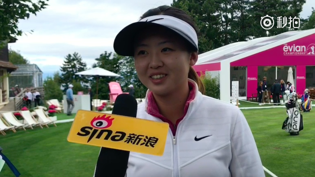 视频-依云锦标赛活捉果粉一枚 冯思敏小秀手机桌面