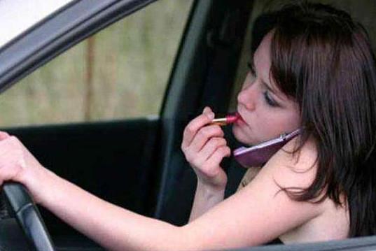 地下停车场1个大洞，洞里卡着1台汉兰达，全因女司机干了件蠢事