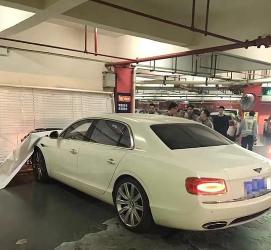 地下停车场1个大洞，洞里卡着1台汉兰达，全因女司机干了件蠢事