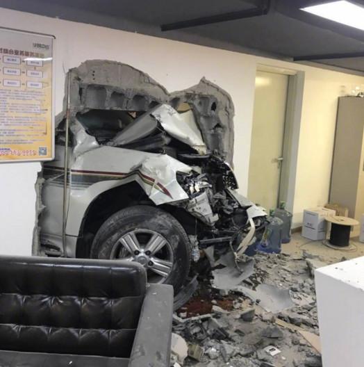 地下停车场1个大洞，洞里卡着1台汉兰达，全因女司机干了件蠢事