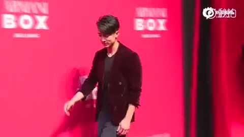 章子怡妆容精致大秀长腿