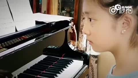 黄磊女儿多多弹琴指法娴熟 收尾动作霸气有范儿