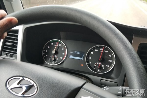 雨中开车别任性 老司机一般都会这么做!