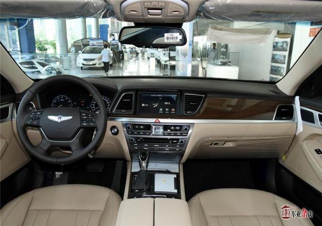 请问，最便宜的四驱轿车多少钱能买到？