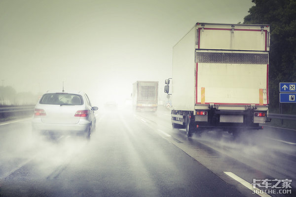 雨中开车别任性 老司机一般都会这么做!