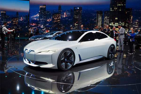 双管齐下，宝马在2017IAA上展示“ACES”未来战略