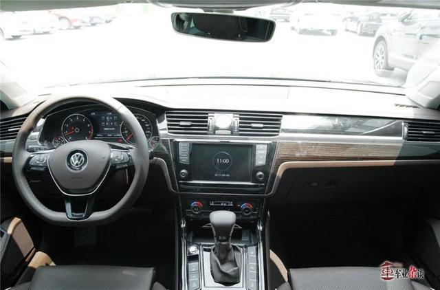 请问，最便宜的四驱轿车多少钱能买到？