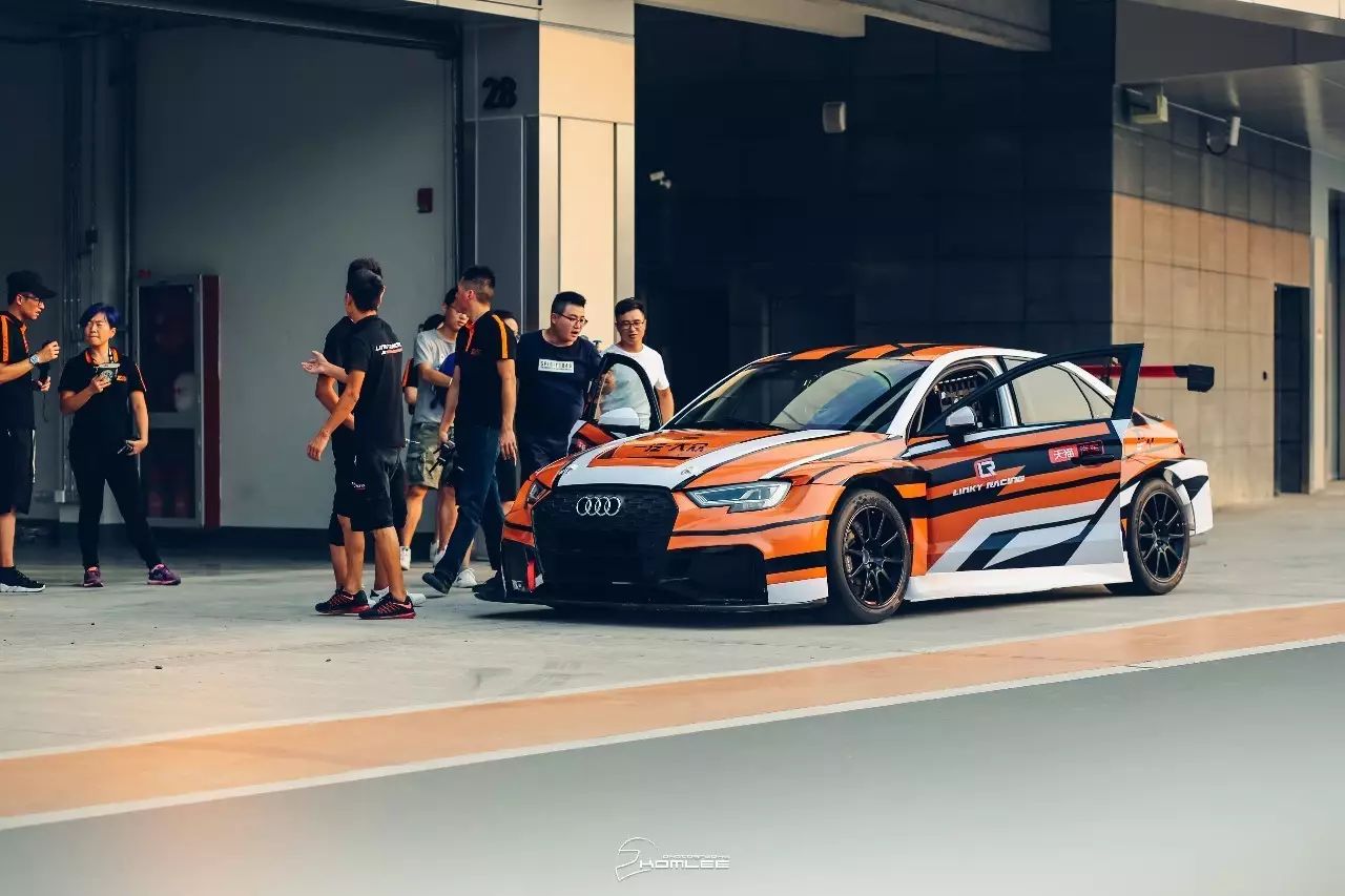 天太热，我选择躺在酒店里看比赛！