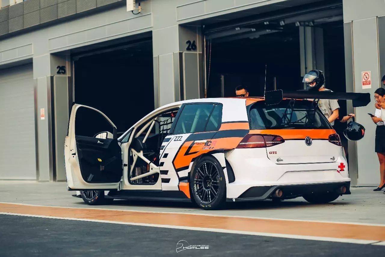 天太热，我选择躺在酒店里看比赛！