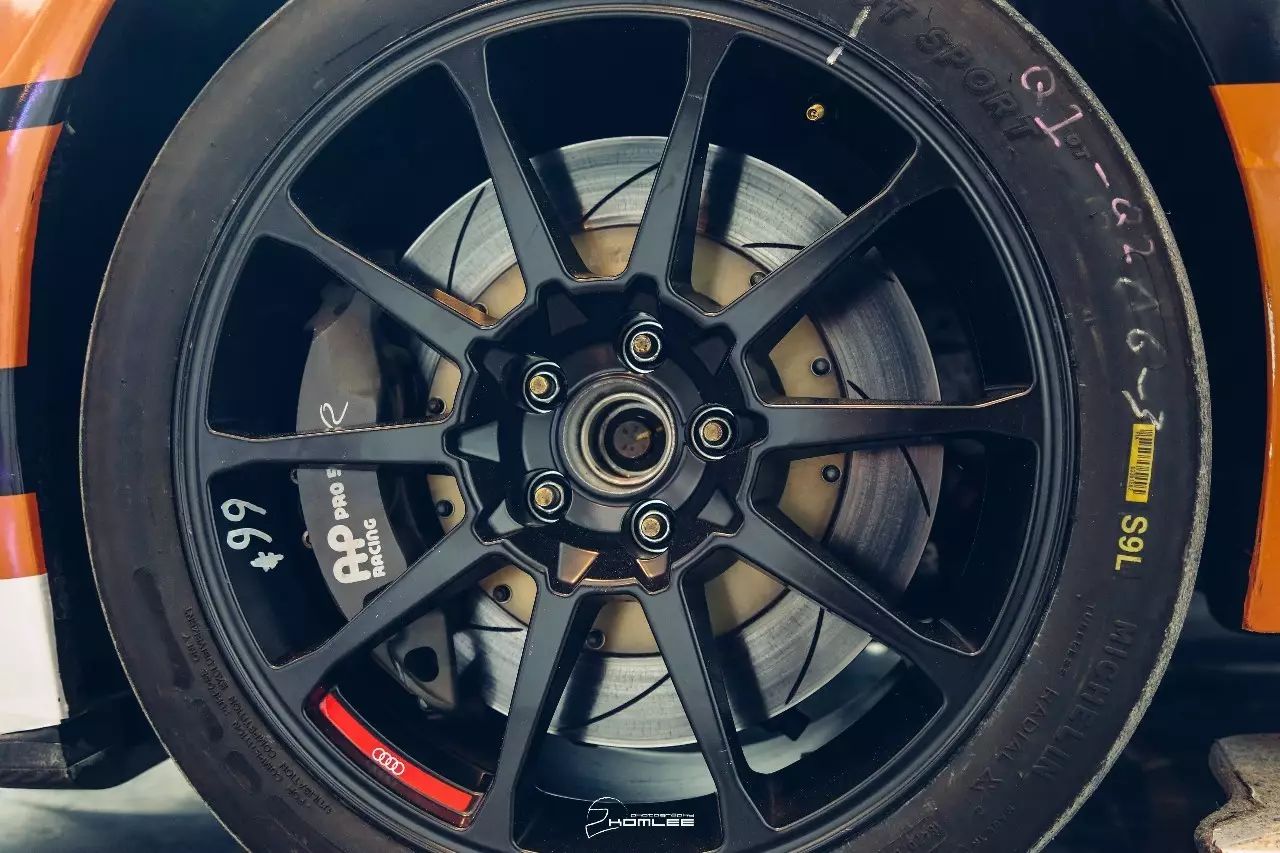 天太热，我选择躺在酒店里看比赛！