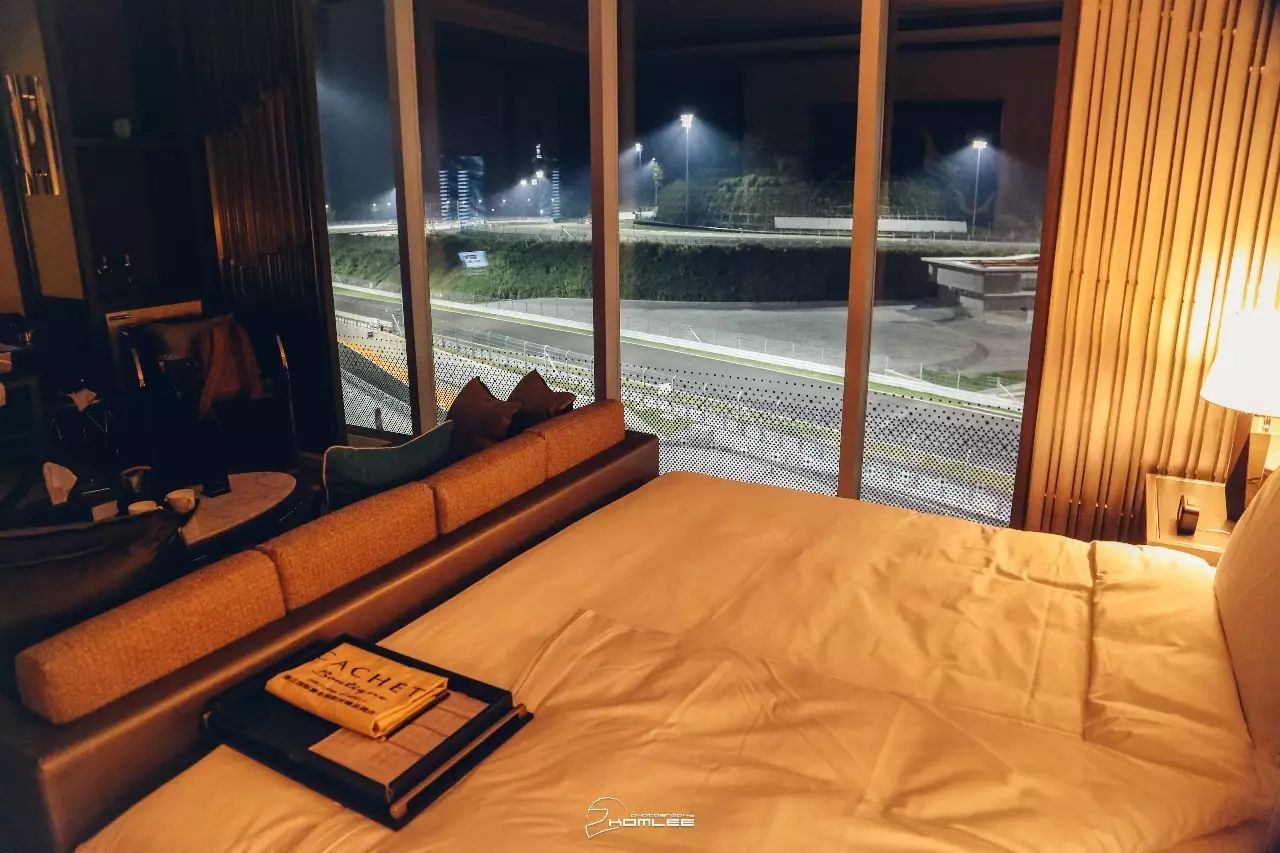 天太热，我选择躺在酒店里看比赛！