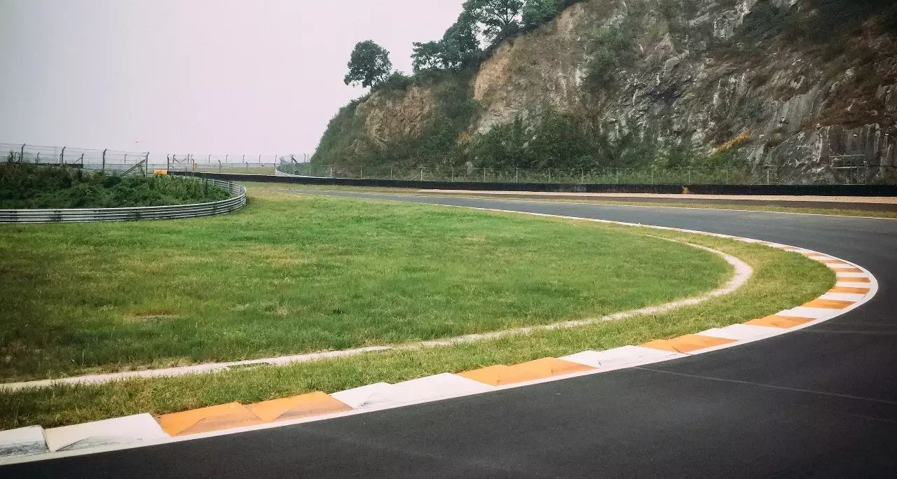 天太热，我选择躺在酒店里看比赛！