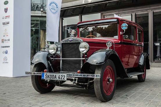 第四届“中国国际名城经典车拉力赛”拉开帷幕