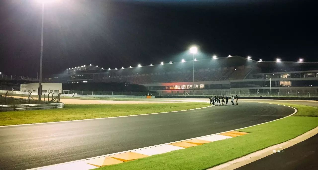 天太热，我选择躺在酒店里看比赛！