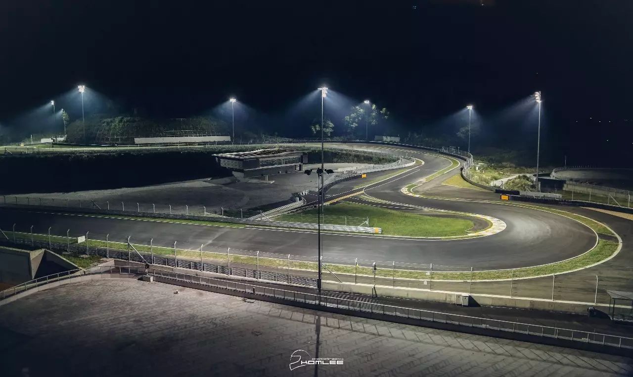 天太热，我选择躺在酒店里看比赛！